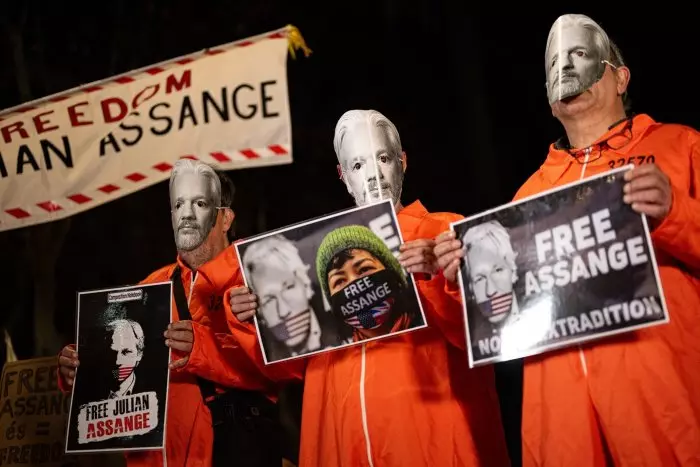 Assange se salva, por ahora, de la extradición a EEUU debido al riesgo de ser condenado a muerte