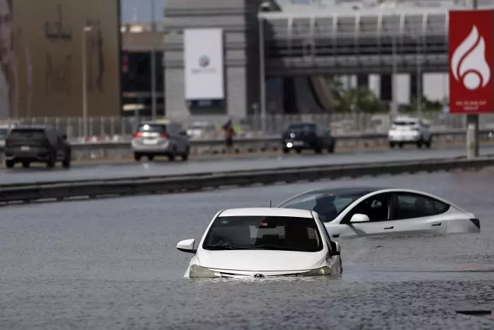 Dubái sufre inundaciones tras el peor temporal en 75 años