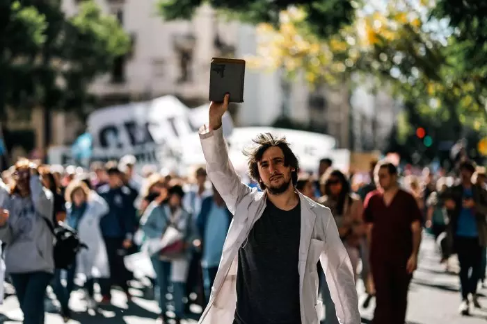 Manifestaciones masivas en Argentina contra la 'motosierra' de Milei