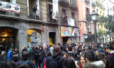 Centenares de personas acuden a apoyar al Patio Maravillas frente a la orden de desalojo n la Calle Pez del barrio de Malazaña./ B. GORDALIZA