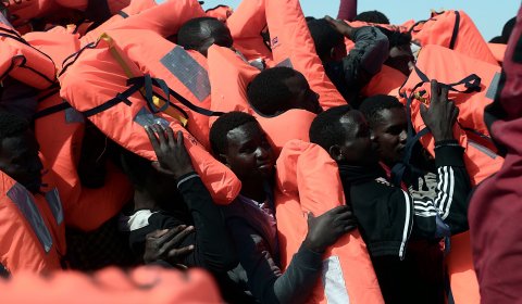 Inmigrantes rescatados por una ONG en el Mediterráneo central.- REUTERS