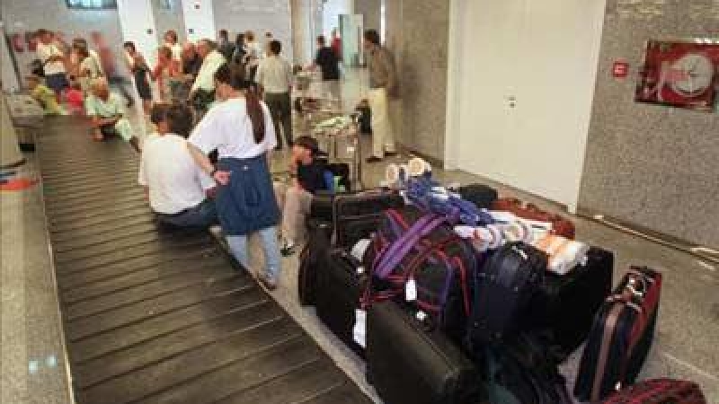 Imagen de una cinta transportadora de maletas en un aeropuerto.