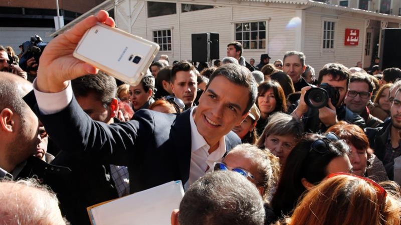Pedro Sánchez se hace un selfi con simpatizantes durante su intervención en un acto de reparto de propaganda electoral en la Plaza de Callao de Madrid.- EFE