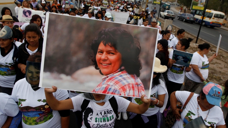 Una manifestante sostiene una foto de la activista por los derechos ambientales Berta Cáceres durante una marcha para conmemorar el primer aniversario de su asesinato, en Tegucigalpa, Honduras, el 1 de marzo de 2017. REUTERS / Jorge Cabrera