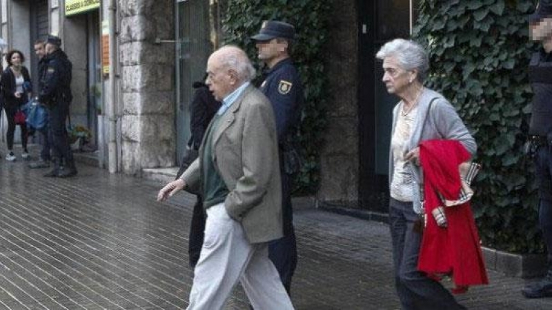 Jordi Pujol y Marta Ferrusola salen de casa tras un registro policial, en una imagen de archivo. EFE