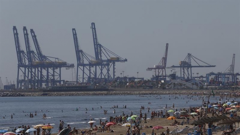 Port de València vist des de la platja de la Malvarrosa. EFE