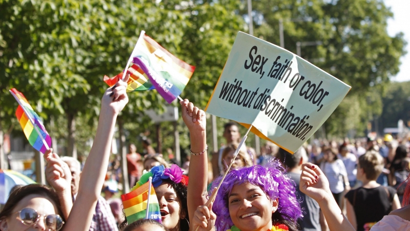 Asistentes a la mayor marcha del Orgullo Gay 2017 en el mundo, que ha partido de la glorieta de Atocha de Madrid para reivindicar la libertad sexual bajo el lema 'Por los derechos LGTBI en todo el mundo'. EFE/Javier López.