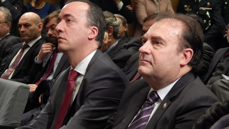 El comisario José Luis Olivera (der.) y Francisco Martínez, secretario de Estado de Interior con el ministro Fernández Díaz, en el acto de nombramiento del primero al frente del CITCO.