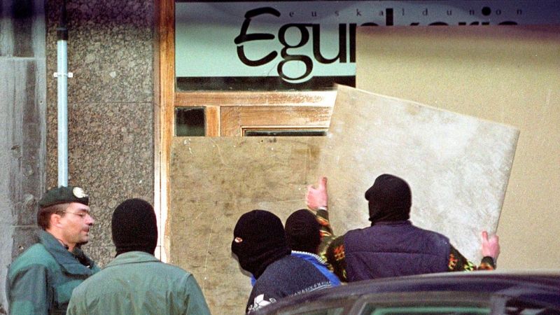 Policías sellan la entrada a la sede del diario ‘Euskaldunon Egunkaria’ en febrero de 2002.- RAFA RIVAS (AFP)