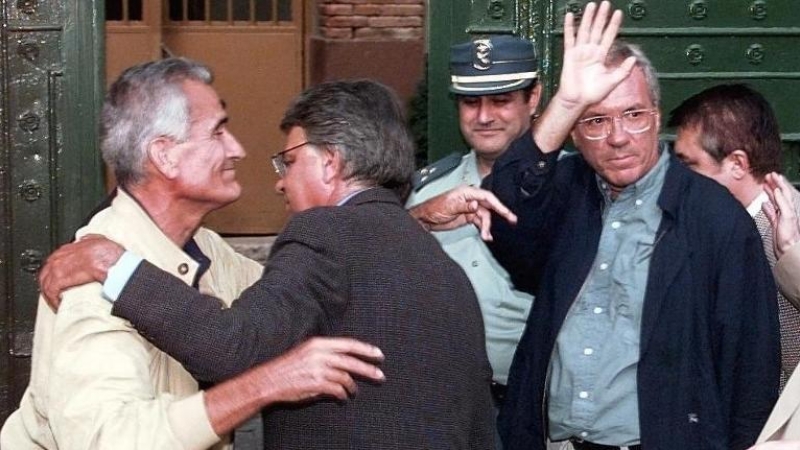 Felipe González acompaña al exministro de Interior Jose Barrionuevo y al ex secretario de Estado de Seguridad Rafael Vera, en su ingreso en la prisión de Guadalajara, tras ser condenado a diez años de cárcel en el juicio por los GAL, en junio de 1998. AFP