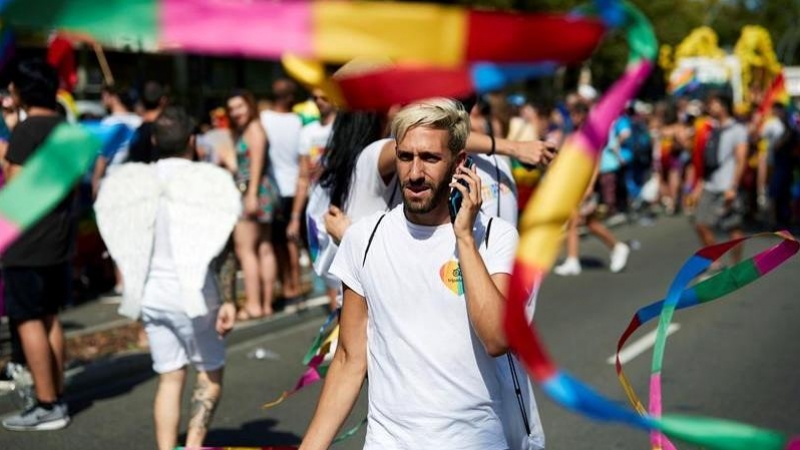 Assistents a la desfilada Pride 2018 de Barcelona, dedicada  aquest any a les persones refugiades LGTBI. EFE/Alejandro García