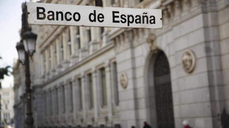 El letrero de la boca de metro de Banco de España, junto a la sede de la entidad en Madrid. REUTERS