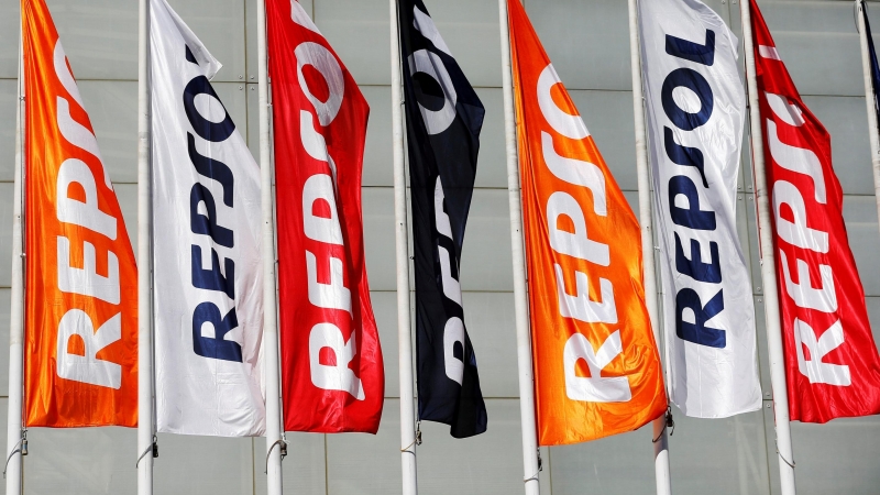 Banderolas de la petrolera Repsol, en el exterior de su junta de accionistas. REUTERS