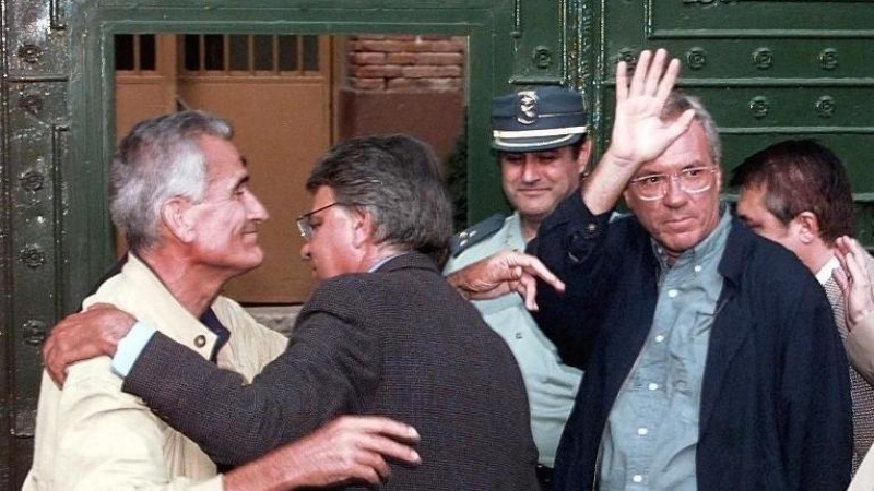 09/08/2019 -  Felipe González abraza a José Barrionuevo, ex ministro del Interior de España que como Rafael Vera, ingresa a la prisión de Guadalajara en 1995 / ARCHIVO AFP (DOMINIQUE FAGET)
