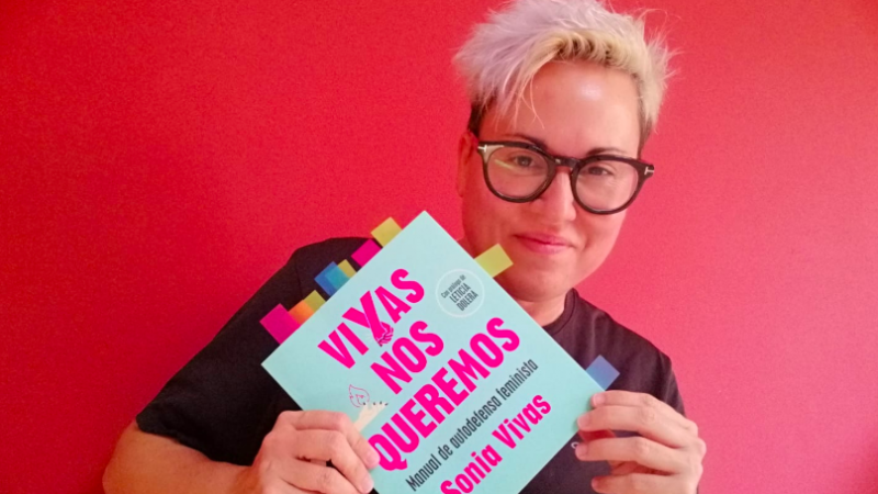 Sonia Vivas con su libro Vivas nos queremos. Manual de autodefensa feminista