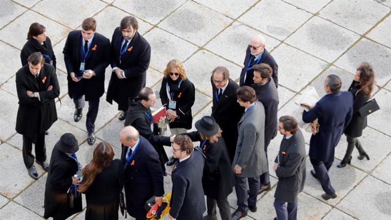 Los familiares de la familia Franco son recibidos por el prior de la basílica del Valle de los Caídos, este jueves . EFE/Emilio Naranjo