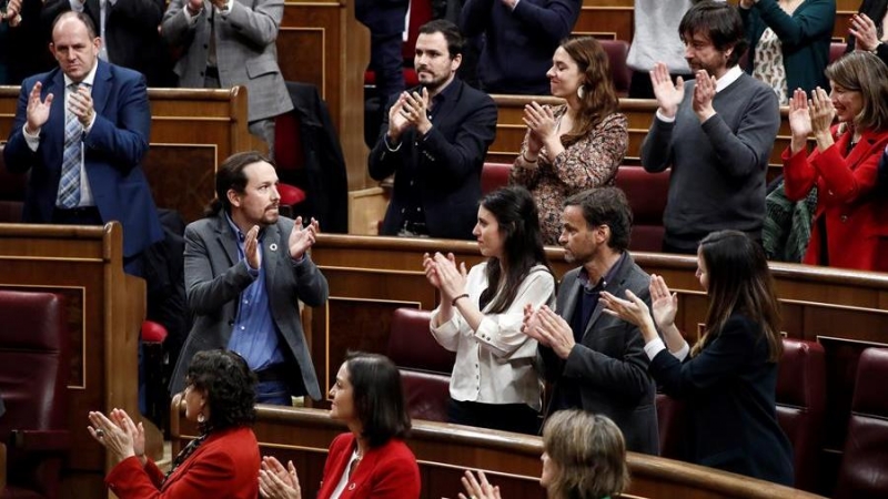 El líder de Unidas Podemos, Pablo Iglesias, es aplaudido tras su intervención este martes en el Congreso, en el que se celebra la tercera jornada de la sesión de investidura de Pedro Sánchez como presidente del Gobierno.- EFE/Mariscal