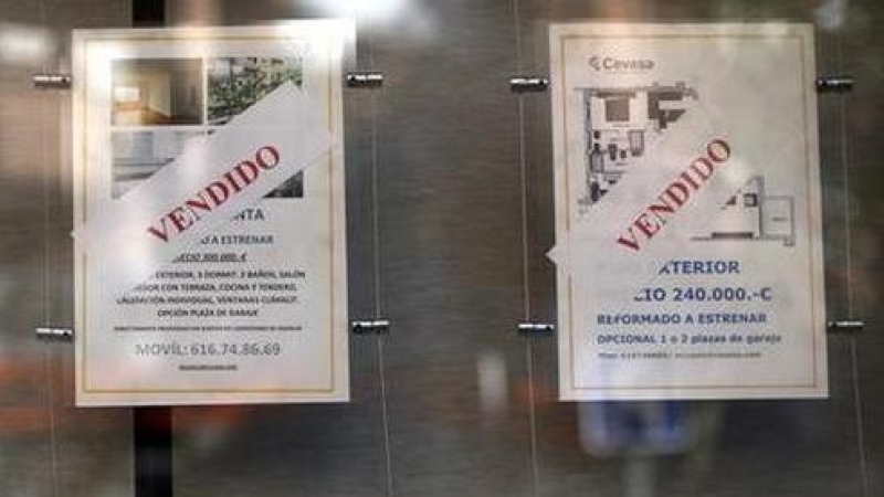 Carteles mostrando las propiedades vendidas en una agencia inmobiliaria en Madrid REUTERS/Susana Vera