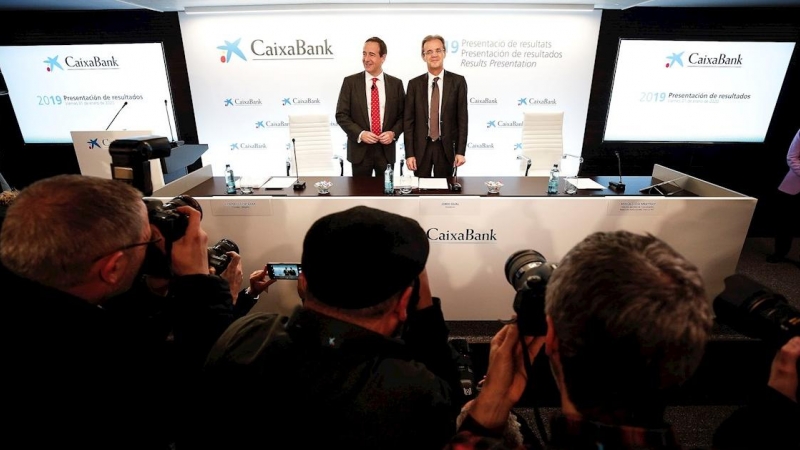 El presidente de CaixaBank, Jordi Gual, y el consejero delegado, Gonzalo Gortázar, posam para los medios gráficos al comienzo de la rueda de prensa en la que presentan los resultados de la entidad del ejercicio de 2019. EFE/Manuel Bruque