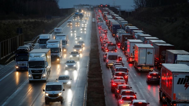 Imagen de una carretera de Alemania congestionada por el tráfico. (Reuters/Wolfgang Rattay)