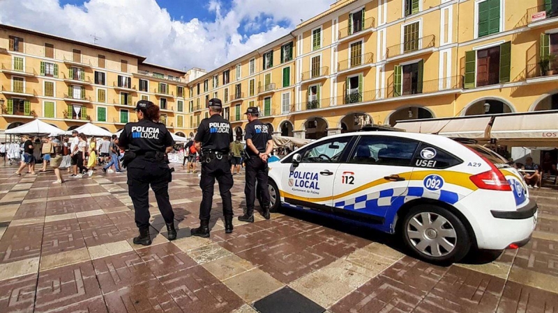Agentes de la Policía Local de Palma, en la Plaza Mayor de la capital balear. | EUROPA PRESS