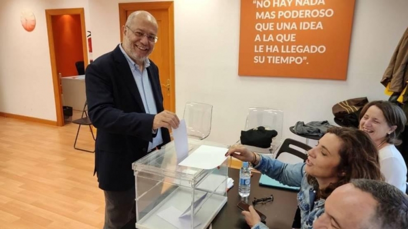 El vicepresidente de Castilla y León y candidato a liderar Cs, Francisco Igea, votando en Valladolid en el proceso para la elección de compromisarios de Ciudadanos. EUROPA PRESS