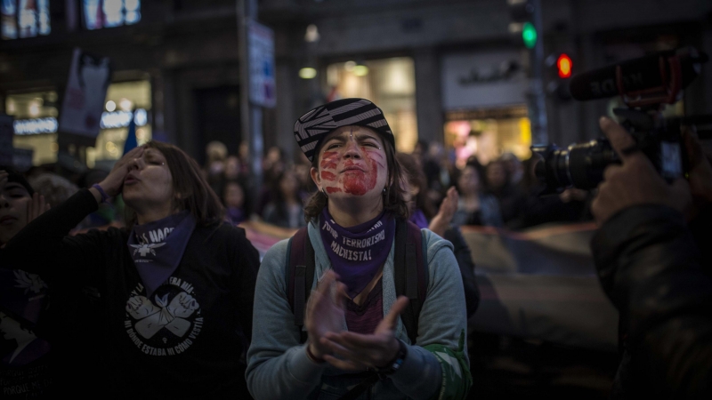 Una manifestante con la cara pintada durante la marcha del 8M en Madrid.- JAIRO VARGAS