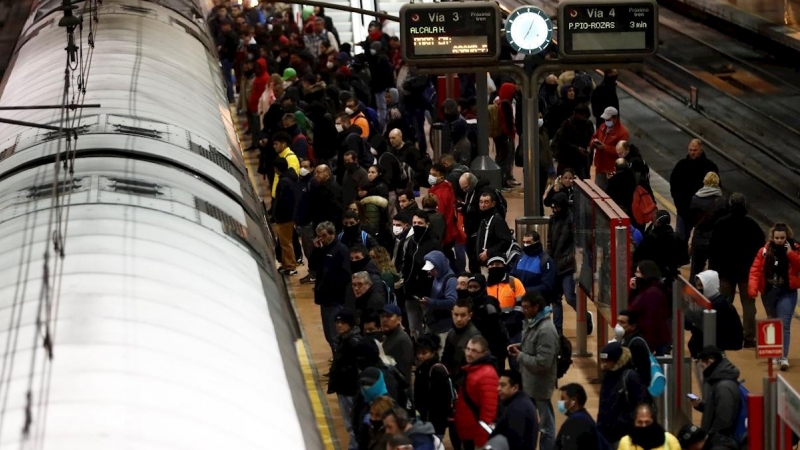 17/03/2020.- Decenas de usuarios se disponen a coger un tren de cercanías a primera hora de este martes en la estación de Madrid Atocha. / EFE - MARISCAL