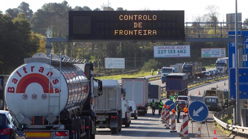 17/03/2020.- Vista del tráfico para cruza el puente Internacional de Tuy (Pontevedra) hacia Portugal este martes durante la tercera jornada del estado de alarma en España, donde se ha decretado el cierre de fronteras. / EFE - SALVADOR SAS