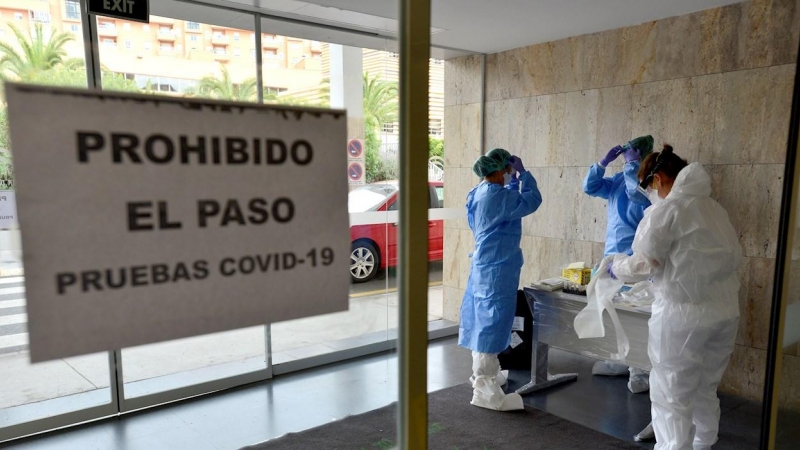 Personal sanitario se prepara para la toma de muestras del test rápido en Almería. EFE/Carlos Barba