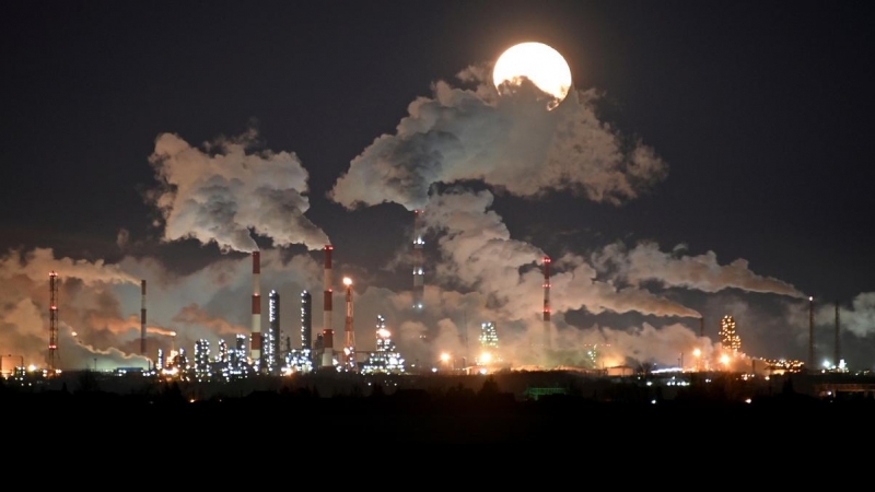 La luna llena se eleva sobre la refinería de petróleo de Gazprom Neft en Omsk, Rusia. REUTERS / Alexey Malgavko