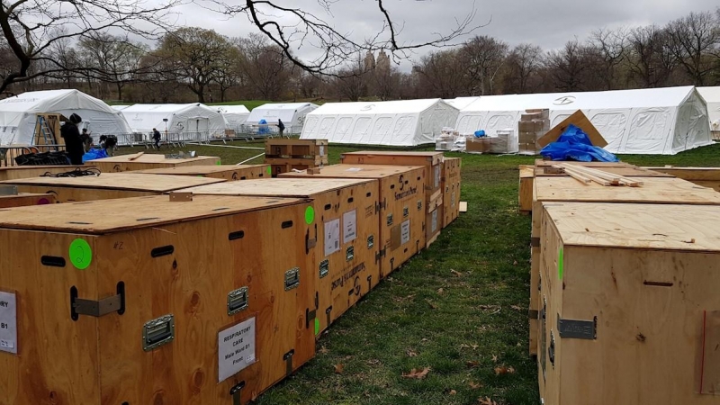 31/03/2020.- Detalle de las cajas que contienen las camas y aparatos respiratorios para el hospital de emergencia en Central Park. / EFE - JORGE FUENTELSAZ