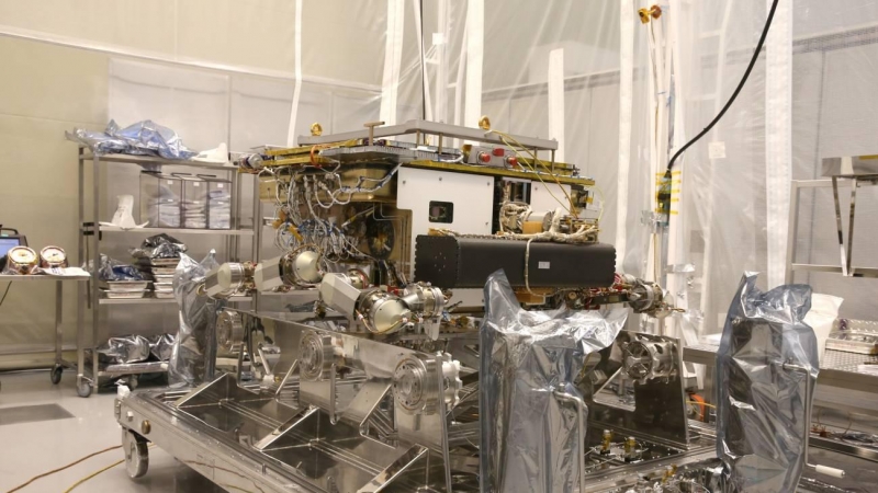 El rover Rosalind Franklin de la misión ExoMars de la ESA después de completar las pruebas ambientales y de vacío en Toulouse, Francia. El rover fue probado en una sala limpia para soportar condiciones similares a las de Marte. / ESA
