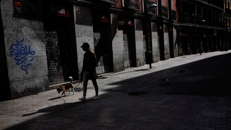 Un hombre pasea por el centro de Madrid durante el estado de alarma. REUTERS