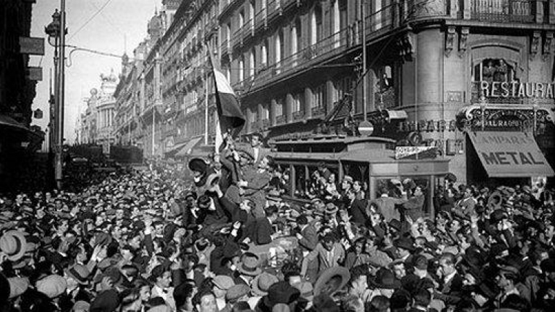14 abril de 1931. El pueblo de Madrid se echa a la calle para celebrar la proclamación de la Segunda República. (Fotografía: Luis Ramón Marín)