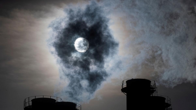 El sol brilla a través del vapor que sale de las chimeneas de una planta de energía. REUTERS / Maxim Shemetov
