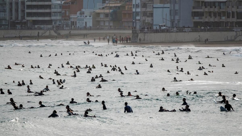 Decenas de surfistas en las playa de Las Canteras, en Las Palmas de Gran Canaria./ Ángel Medina G (EFE)