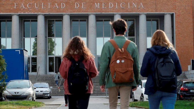 Varios alumnos se dirigen a la facultad de Medicina en la Universidad Complutense, en Madrid. EFE/Juan Carlos Hidalgo/Archivo