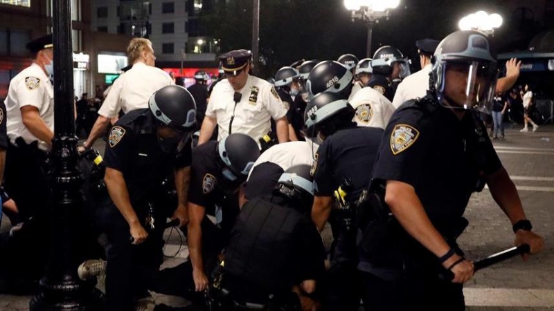 La policía de Nueva York reduce a un manifestante. EFE