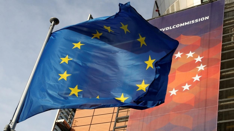 Bandera de la UE delante de la sede de la Comisión Europea, en Bruselas. REUTERS/Yves Herman