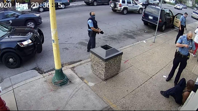 Imágenes de una cámara de seguridad el día del asesinato de George Floyd a manos de la policía. / THE NEW YORK TIMES