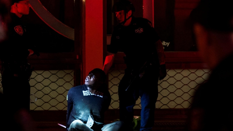 Oficiales de la policía de Nueva York detienen a un manifestante que estaba saqueando una tienda después de marchar contra la muerte de George Floyd, en el distrito de Manhattan de la ciudad de Nueva York. REUTERS / Eduardo Muñoz