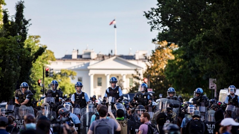 Los agentes de Policía avanzan su línea para hacer retroceder a los manifestantes delante de la Casa Blanca. EFE / SAMUEL CORUM