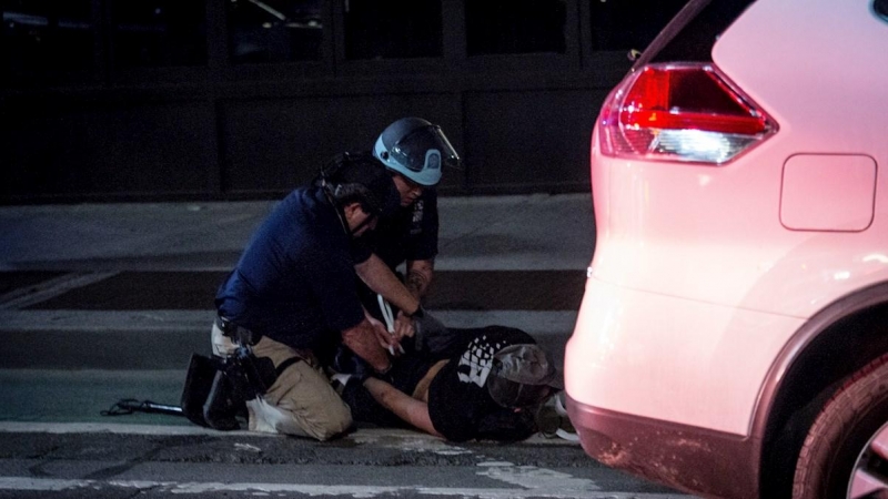 La policía de Nueva York arresta a las personas después del toque de queda durante las protestas por la muerte de George Floyd, en Nueva York. EFE / ALBA VIGARAY