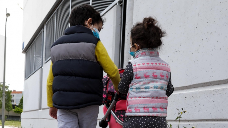 Niños paseando cuarentena. / EUROPA PRESS