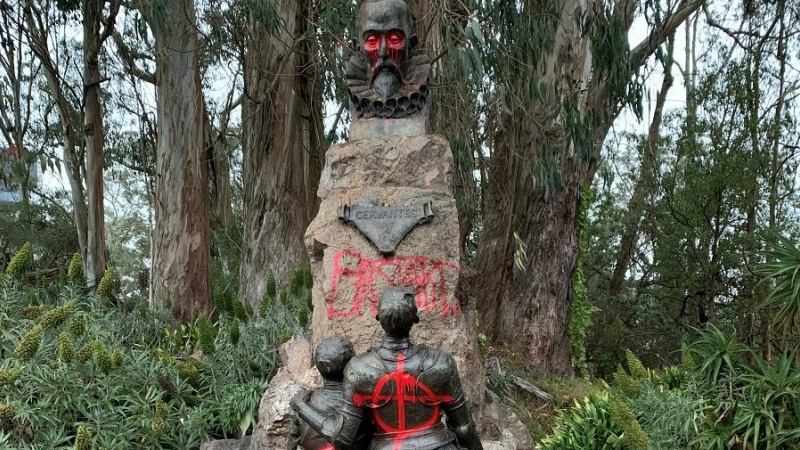 El monumento a Miguel De Cervantes pintado con aerosol en color rojo en San Francisco. | Reuters. David Zandman