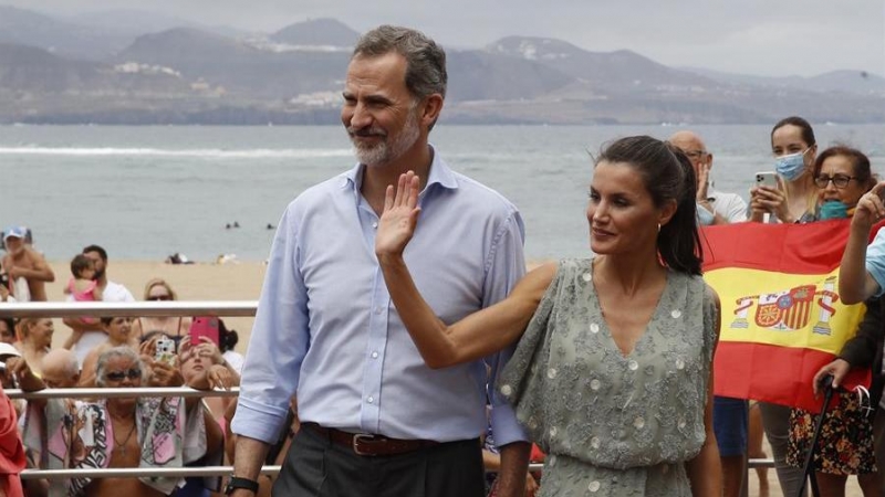 El rey Felipe VI (i) y la reina Letizia (d) en el paseo marítimo de la playa de Las Canteras en su visita a las Palmas de Gran Canaria, este martes. / EFE/ Ballesteros