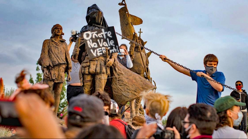 Estatua de Juan de Oñate, en Albuquerque, Nuevo México, EEUU, en medio de una protesta contra el racismo.