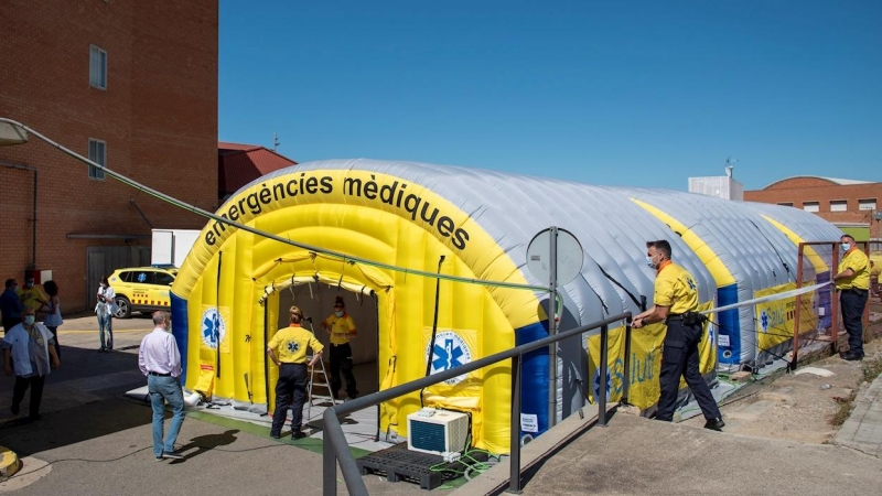El Sistema de Emergencias Médicas (SEM) de la Generalitat de Cataluña ha instalado este viernes un hospital de campaña, formado por tres módulos independientes , junto al Hospital Universitario Arnau de Vilanova de Lleida, ante los nuevos brotes de corona