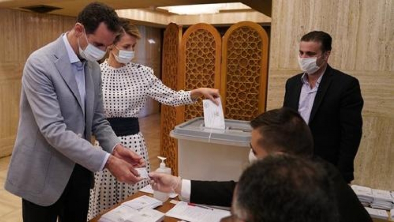 El presidente sirio Bashar al-Assad y su esposa Asma se registran para emitir su voto durante las elecciones parlamentarias. / Europa Press